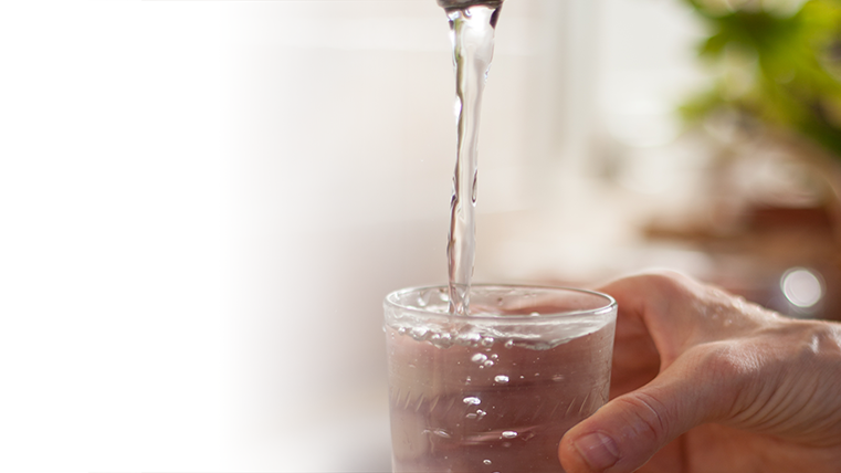 Cómo tratar la diarrea - Un vaso de agua en el encabezado